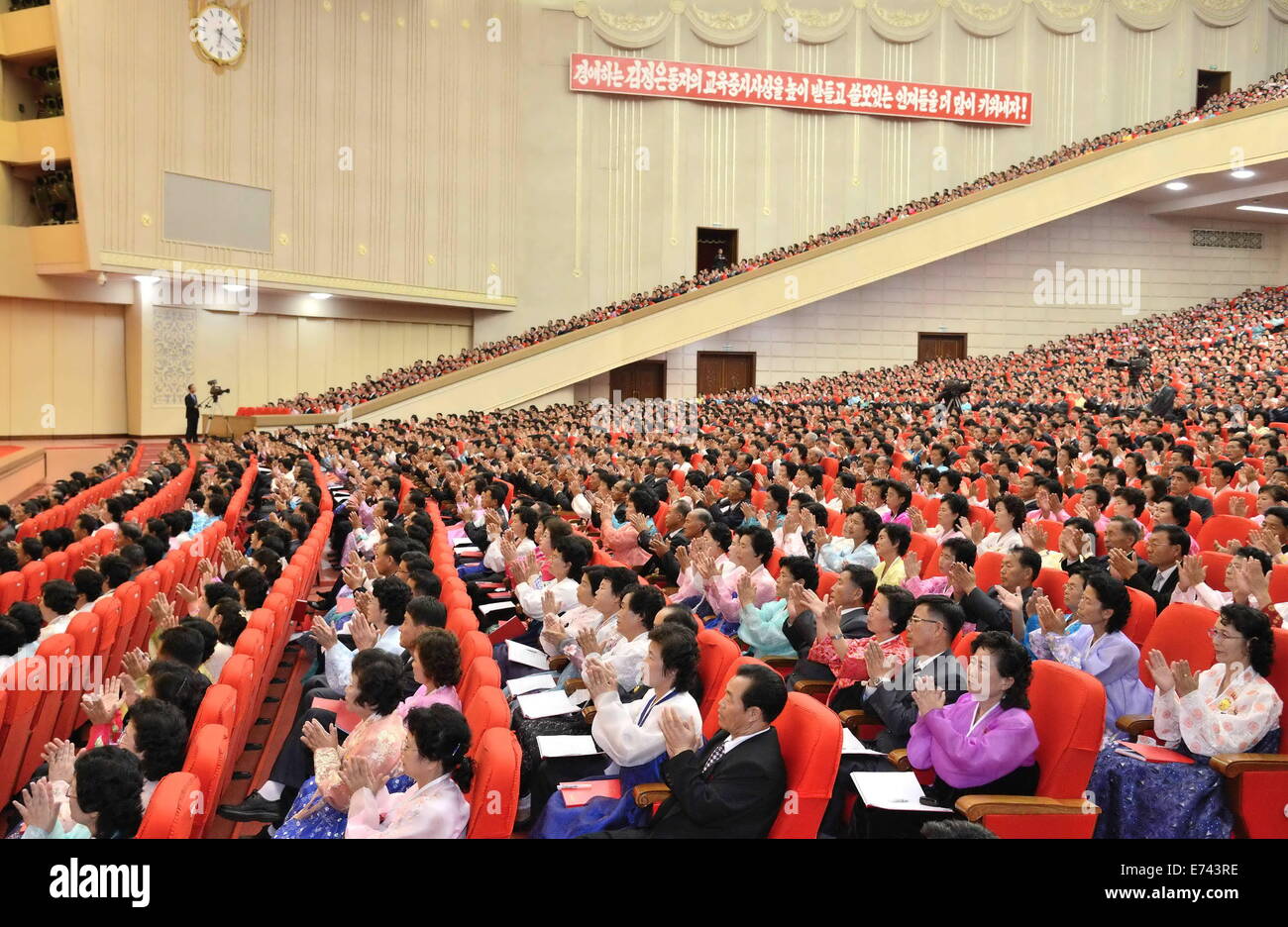 (140906) -- PYONGYANG, le 6 septembre 2014 (Xinhua) -- Photo fournie par Korean Central News Agency (KCNA) montre la 13e rencontre nationale des éducateurs à Pyongyang, République populaire démocratique de Corée (RPDC), le 29 septembre 2014, 5. Haut dirigeant de la RPDC Kim Jong un 'travail du laissez-nous faire une révolution dans l'éducation dans le nouveau siècle pour glorifier notre pays comme un pouvoir de l'éducation et des talents' a été transmis par CHOE Thae Bok, membre du bureau politique et le secrétariat de la Commission Centrale du Parti du Travail de Corée de la RPDC, à la réunion. (Xinhua/KCNA) Banque D'Images