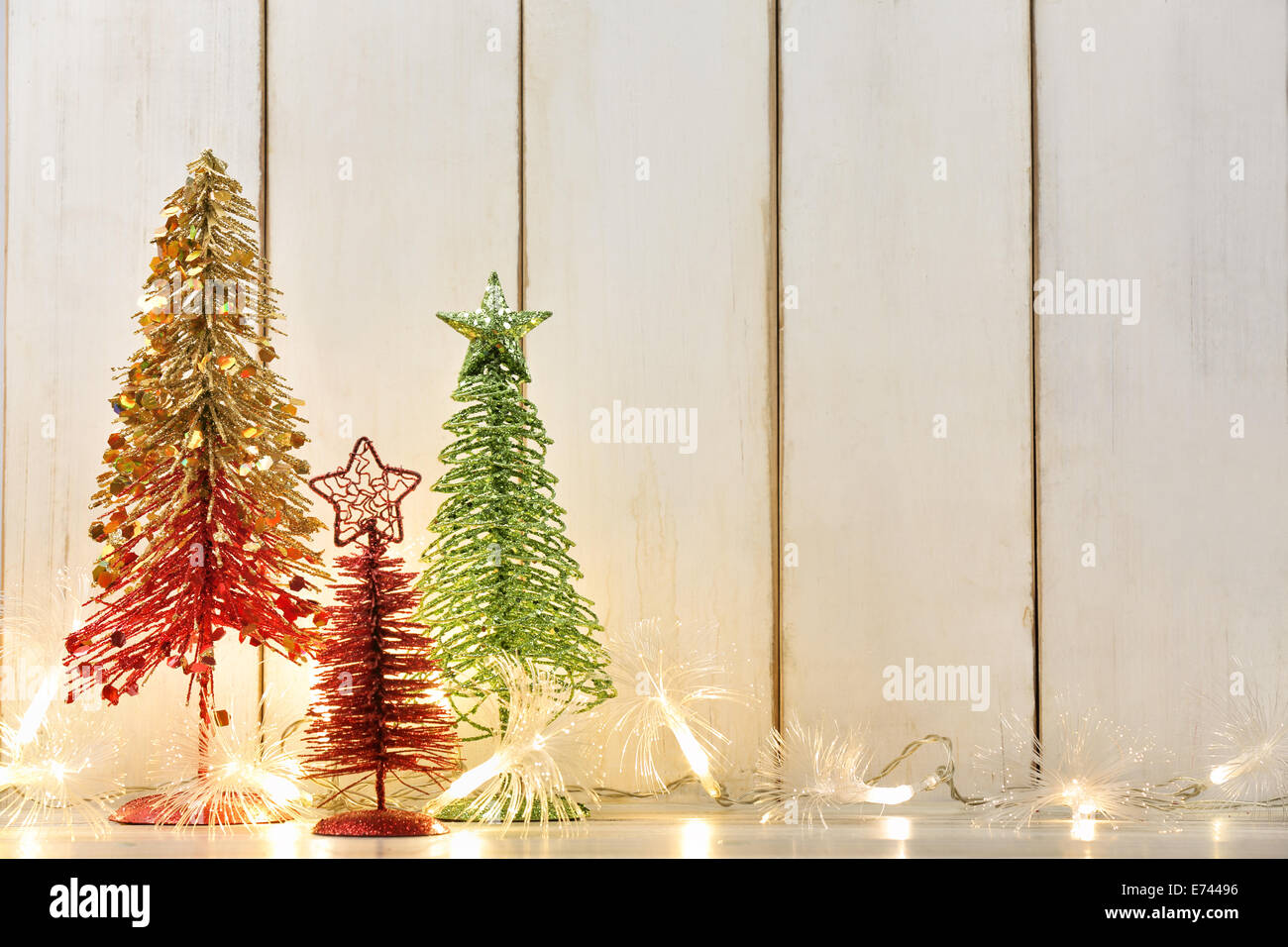 Arbre de Noël jouets et les lumières de Noël sur fond de bois Banque D'Images