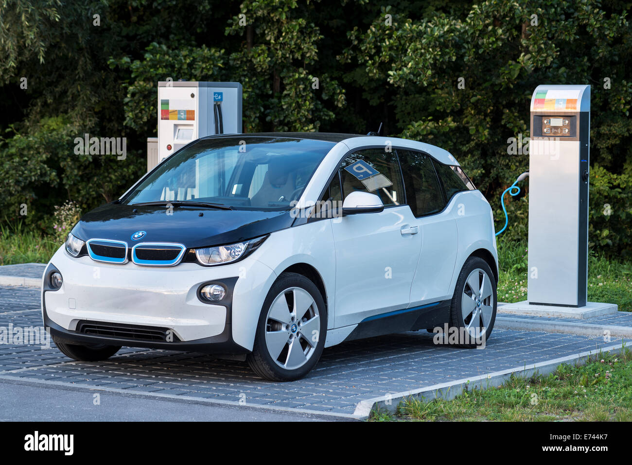 E voiture BMW moteur électro-technique Technologie de l'énergie solaire d'alimentation alternative energy station de charge à l'extérieur de l'environnement Banque D'Images