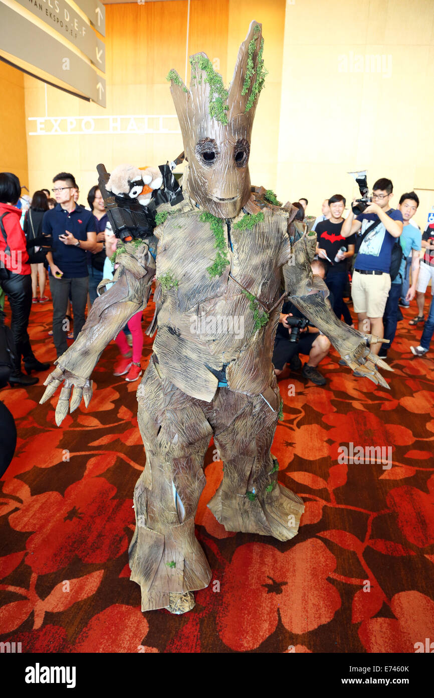 Singapour. 6e septembre 2014. Participant déguisés en Groot de gardiens de  la Galaxie au Singapore Toy, Jeu et Comic Convention 2014, à Singapour. La  Guerre des étoiles et l'homme de fer sont