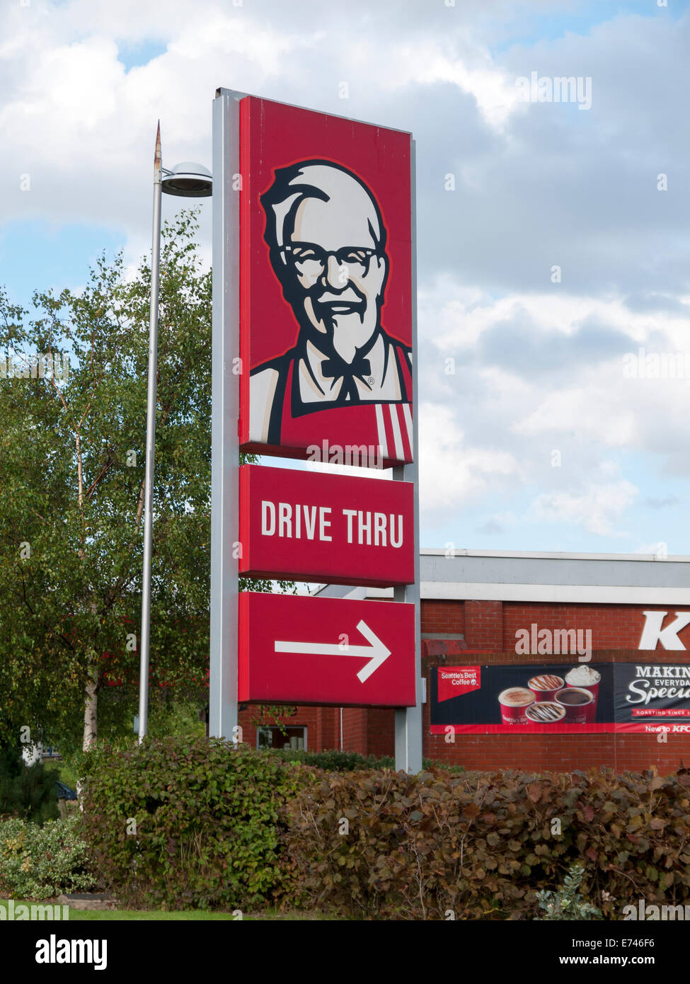 KFC drive-thru sign, Ashton Retail Park, Ashton en vertu de Lyne, Tameside, Manchester, Angleterre, RU Banque D'Images