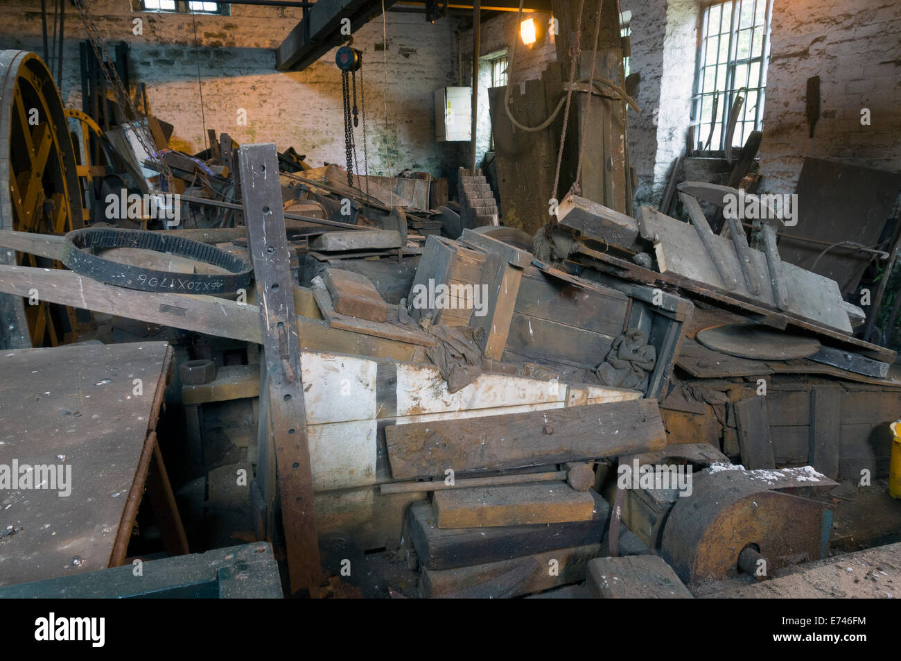 L'intérieur de la coque de meulage à l'Abbeydale Industrial Hamlet, Sheffield, Yorkshire, Angleterre, Royaume-Uni. Banque D'Images