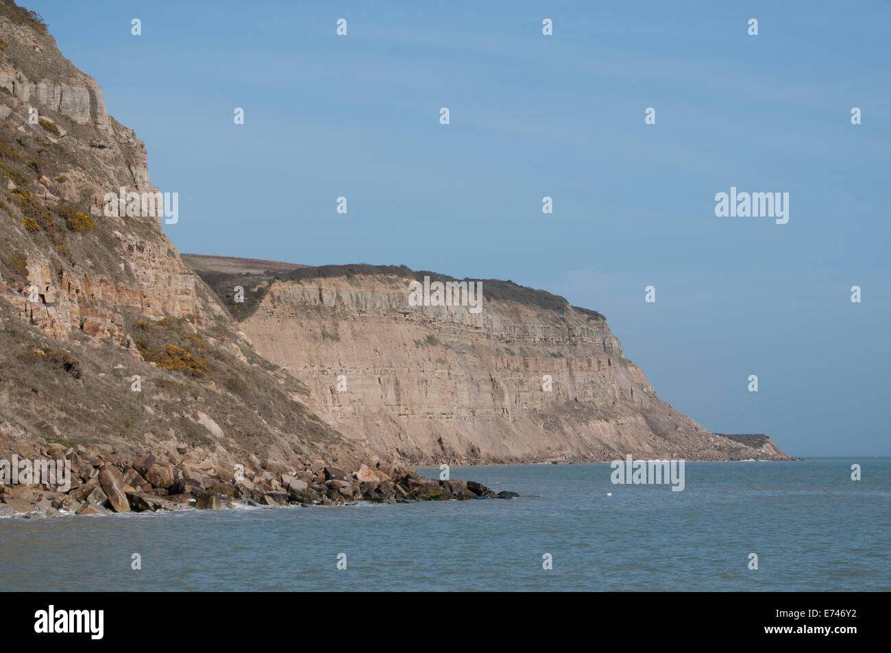 Les falaises à l'est de Hastings prises à marée haute Banque D'Images