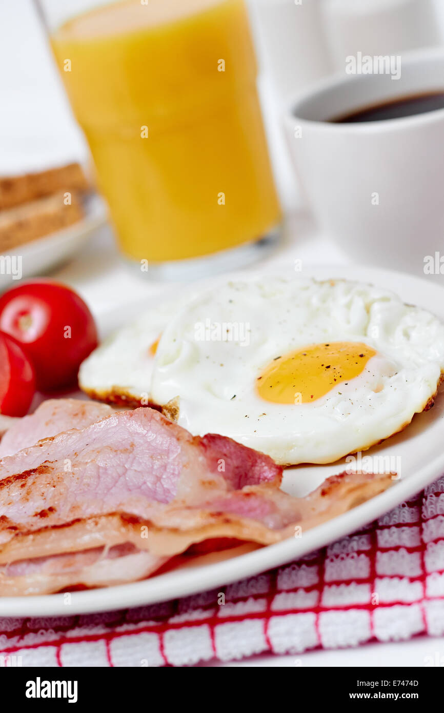 Le petit-déjeuner avec des œufs et du bacon, du jus d'orange Banque D'Images