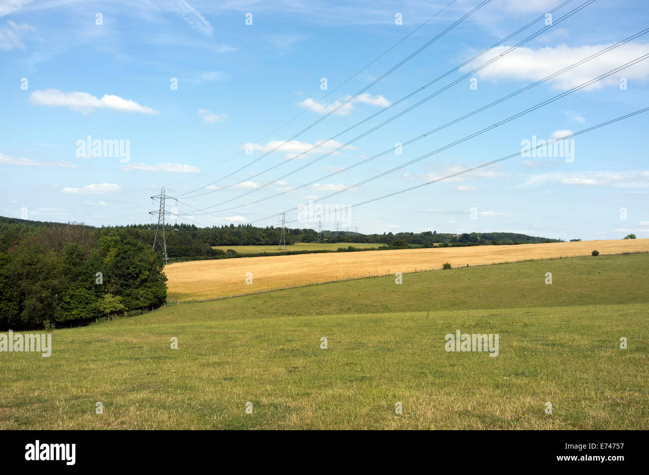 Pylône de l'électricité lignes se croisent les terres agricoles dans un paysage dans le Buckinghamshire Chilterns South East England UK Banque D'Images