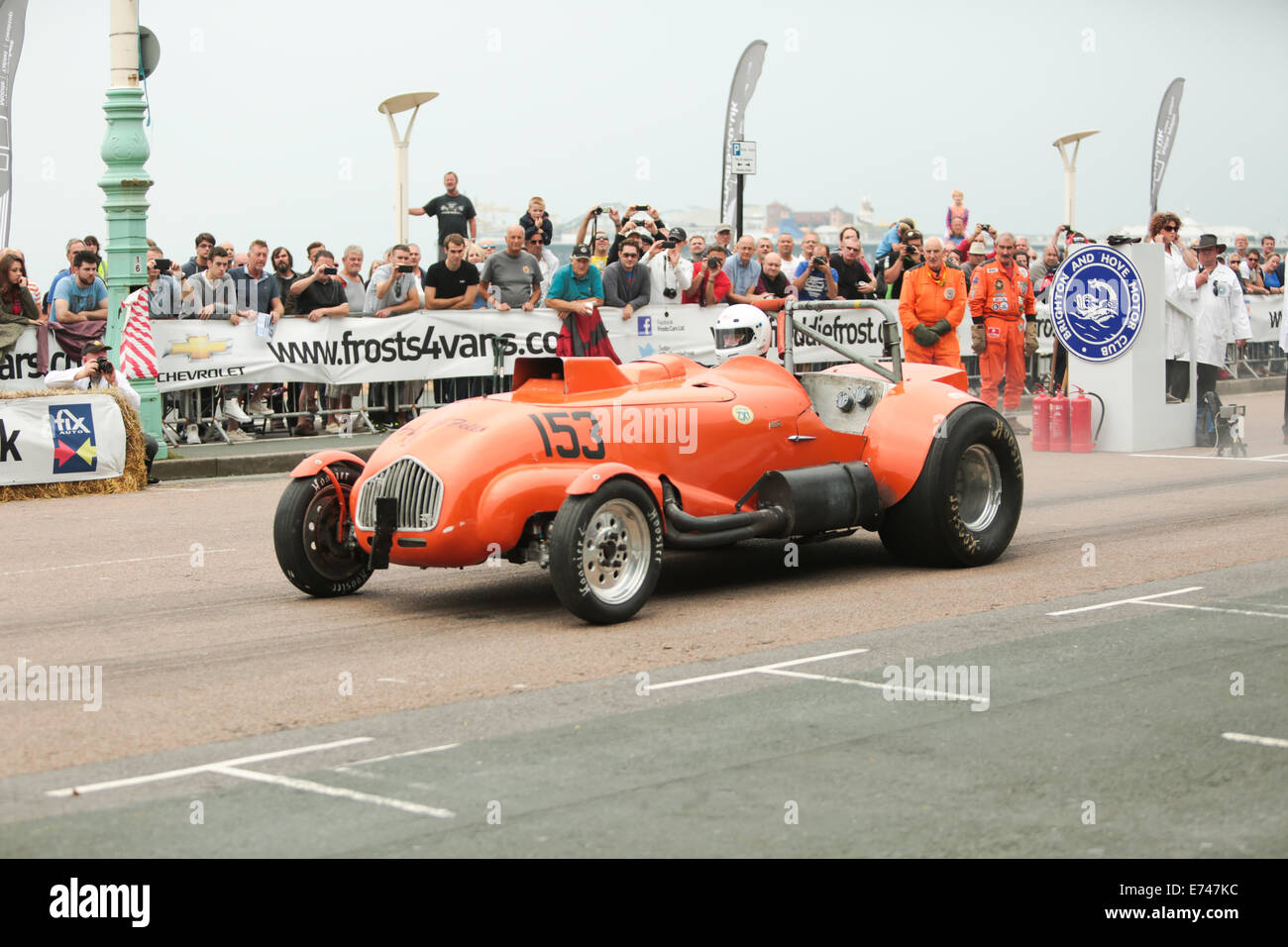 Jim Tiller pilotant une course sportive Allard J2 depuis la ligne de départ aux essais de vitesse nationaux de Brighton et Hove, un événement annuel à Madeira Drive, Brighton Seafront, Brighton, East Sussex, Royaume-Uni. 6th septembre 2014 Banque D'Images