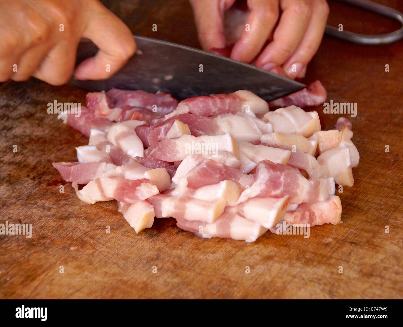 Couper la viande dans le marché Banque D'Images