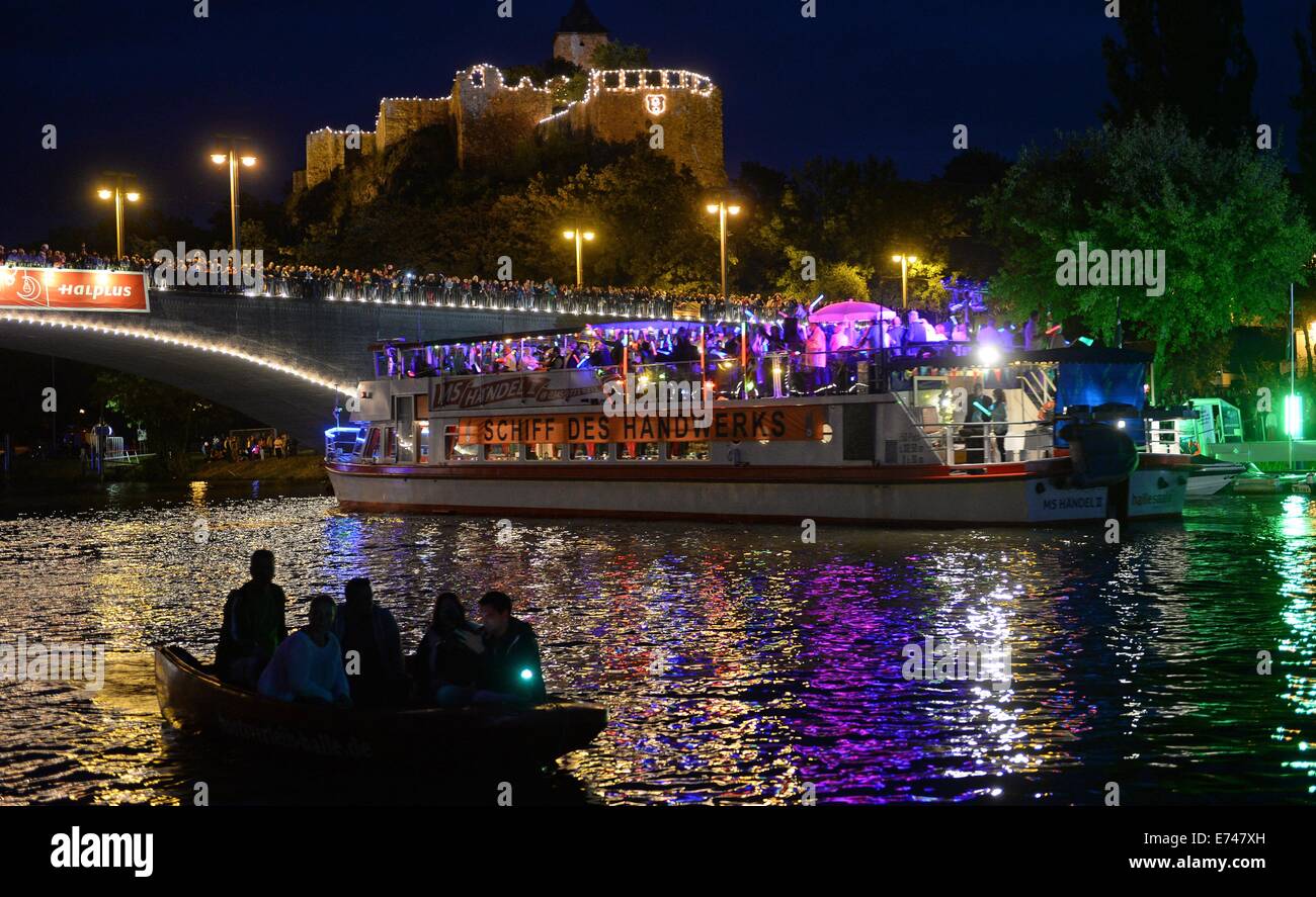 Des bateaux sur la rivière Saale, sous le château de Giebichenstein festival de lanternes à Halle, Allemagne, 30 août 2014. Photo : Hendrik Schmidt/dpa Banque D'Images