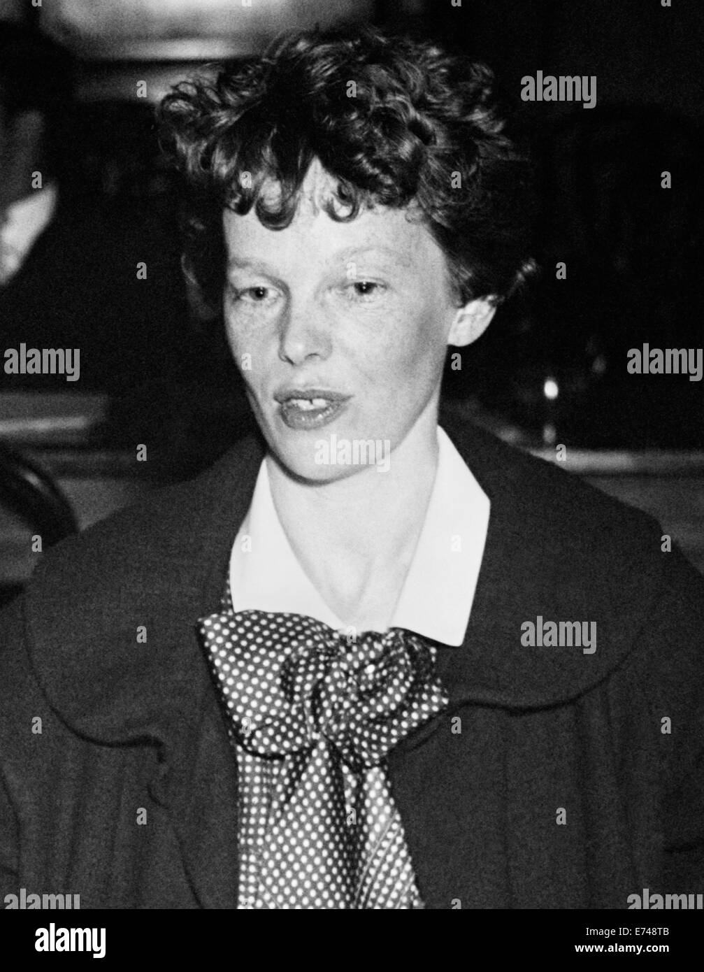 Photo d'époque de la pionnière et auteure de l'aviation américaine Amelia Earhart (1897 – déclarée morte en 1939) – Earhart et son navigateur Fred Noonan ont connu une célèbre disparition en 1937 alors qu'elle essayait de devenir la première femme à effectuer un vol de navigation du globe. Photo prise en 1936. Banque D'Images