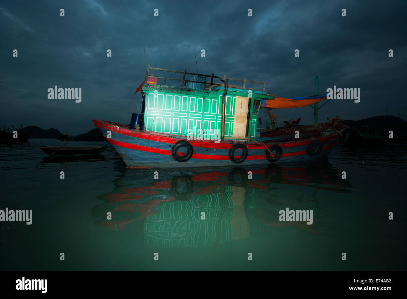 Maison en bois des bateaux ou des bateaux de pêche dans la baie de Halong Vietnam la nuit et dans l'obscurité. Banque D'Images