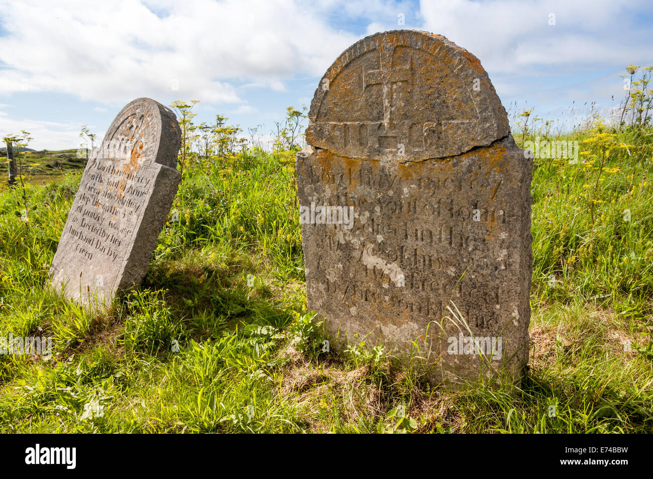 Pierres tombales anciennes penchée dans un cimetière côtières abandonnées Banque D'Images