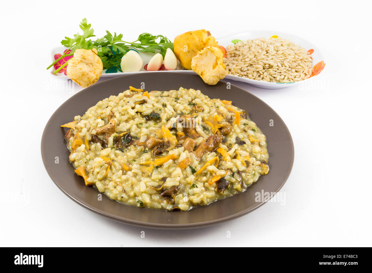 Une assiette de risotto aux champignons' 'et ses ingrédients sur fond blanc Banque D'Images