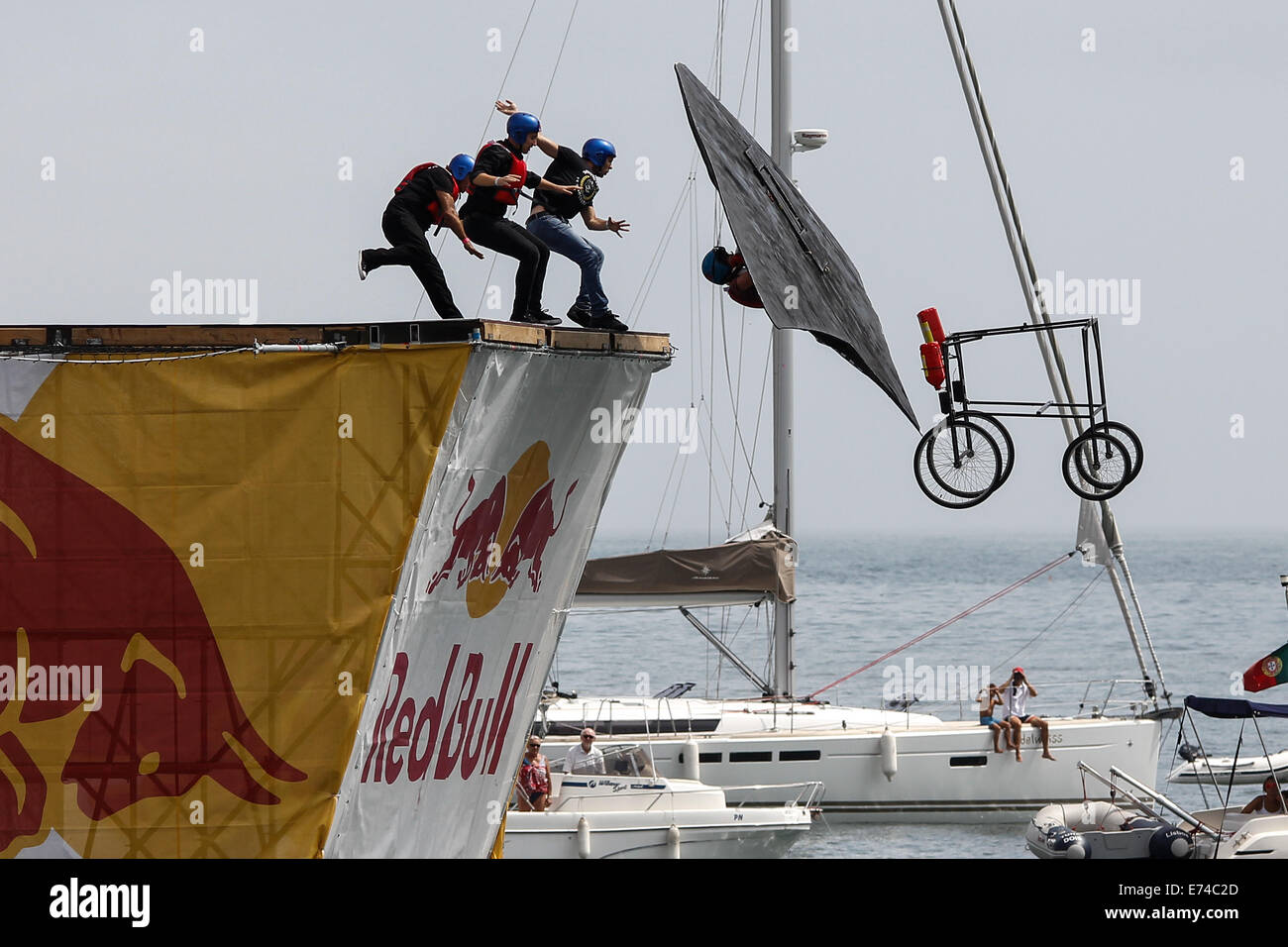 Cascais, Portugal. 6 Septembre, 2014. L'événement organisé par Red Bull a lieu dans différentes villes à travers le monde, et c'est la troisième fois que se produit au Portugal. Les concurrents tentent de voler avec leur home-made, human-powered flying machines. Credit : Leonardo Mota/Alamy Live News Banque D'Images