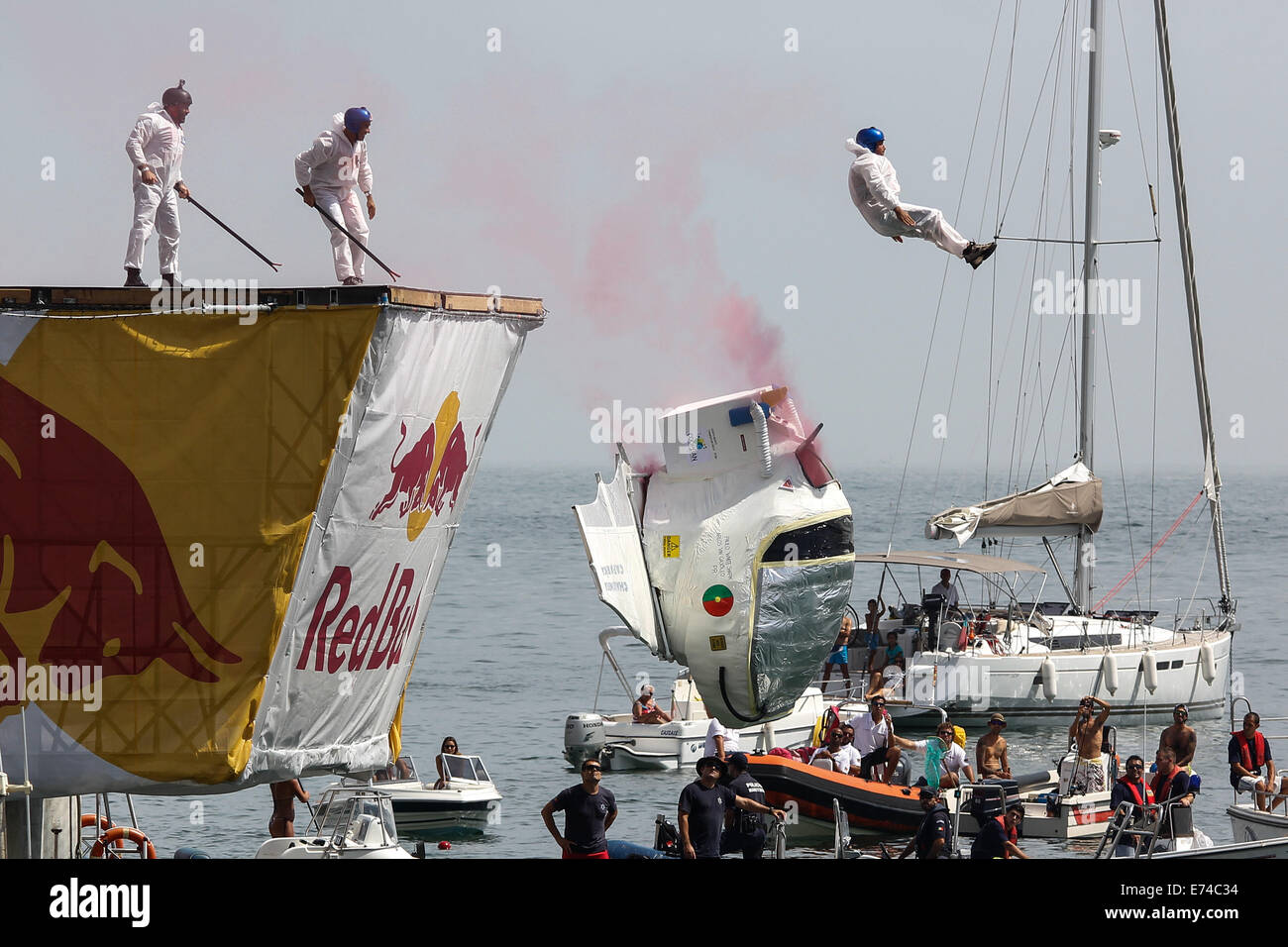 Cascais, Portugal. 6 Septembre, 2014. L'événement organisé par Red Bull a lieu dans différentes villes à travers le monde, et c'est la troisième fois que se produit au Portugal. Les concurrents tentent de voler avec leur home-made, human-powered flying machines. Credit : Leonardo Mota/Alamy Live News Banque D'Images