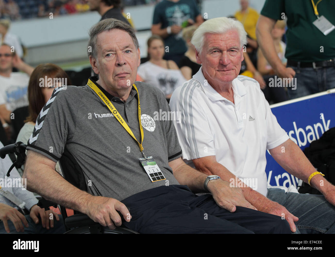 Ancien joueur de handball Jo Deckarm (L) et l'ancien joueur et entraîneur Rudolf Burgener (R) au cours de la 'Tag des ballons" (lit. "Journée du handball') dans la Commerz arena, Francfort/Main, Allemagne, 06 septembre 2014. Photo : Frank Rumpenhorst/dpa Banque D'Images