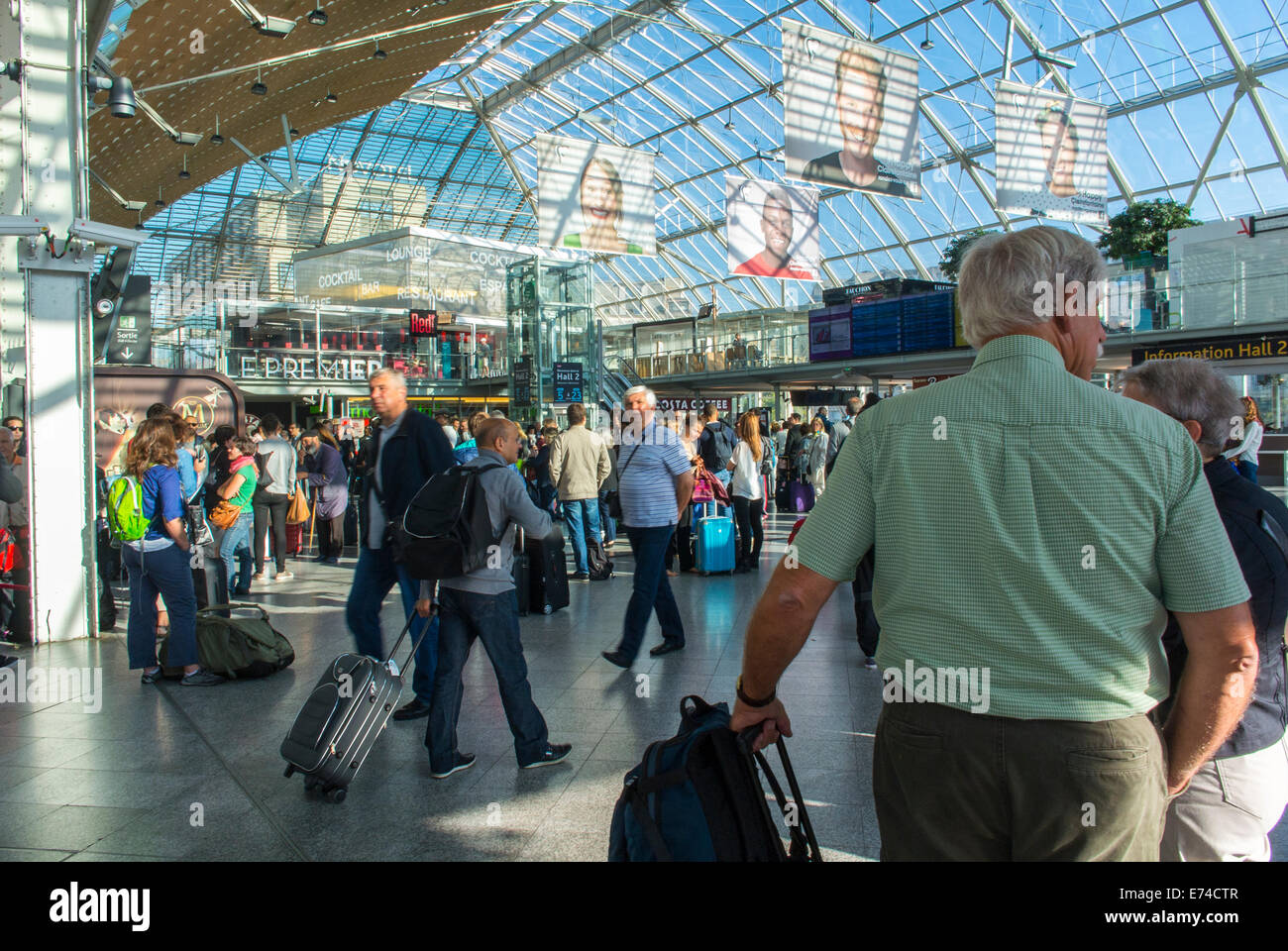 Paris, France, affiches publicitaires françaises, affichage à l'intérieur de la gare de Ly-on, panneaux d'affichage grande foule de personnes voyageant, plafond de verre, Travelers lyon gare Banque D'Images
