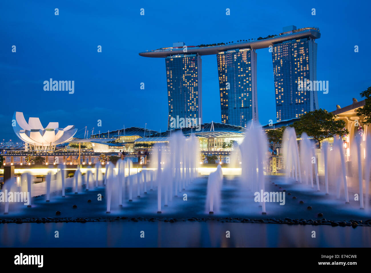 Marina Bay Sands Singapour à l'Heure Bleue Banque D'Images