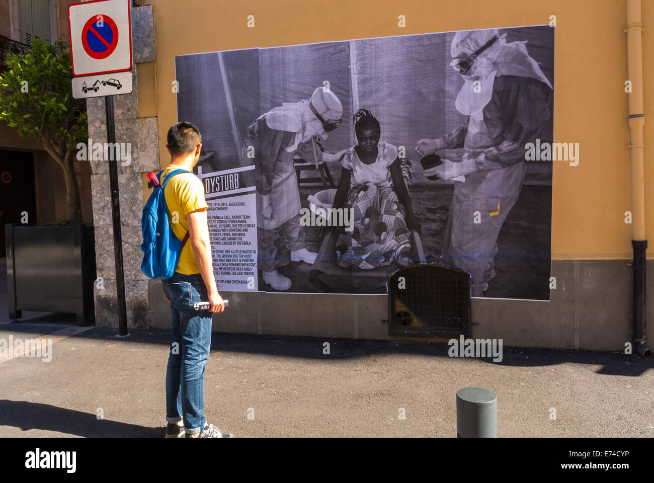 Perpignan, France, touristes chinois visitant dans "Visa pour l'image' Festival de photojournalisme Exposition Galerie de photographie en plein air, sur les murs de la ville Banque D'Images
