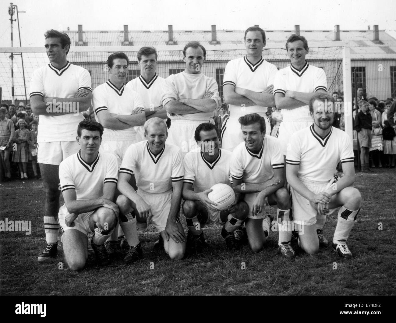 Celebrity All Stars de l'équipe de football de 1960 avec Sean Connery et Des O'Connor Banque D'Images