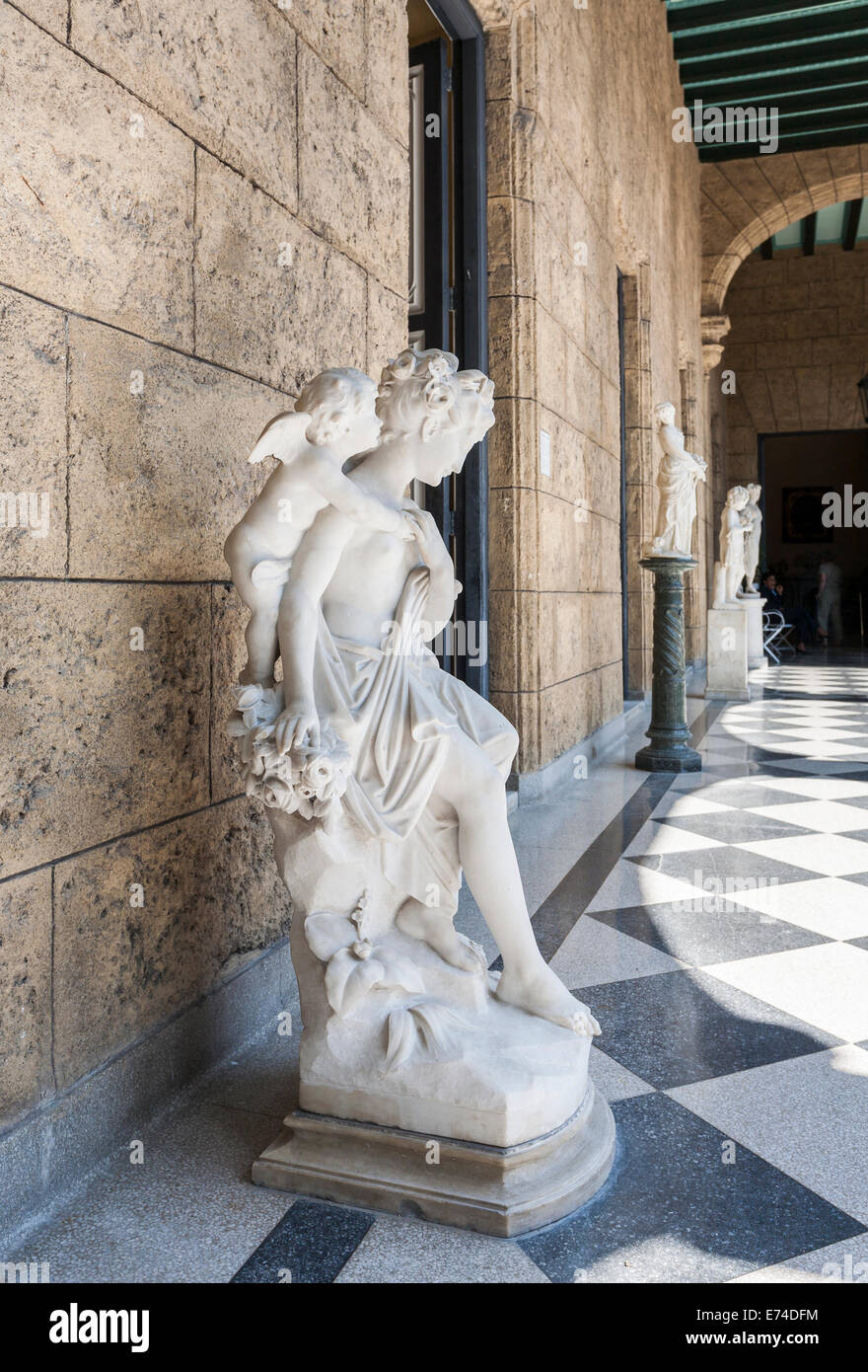 Statue en marbre dans le Palacio de los Capitanes Generales, maintenant le Museo de la ciudad (Musée de la ville) Banque D'Images