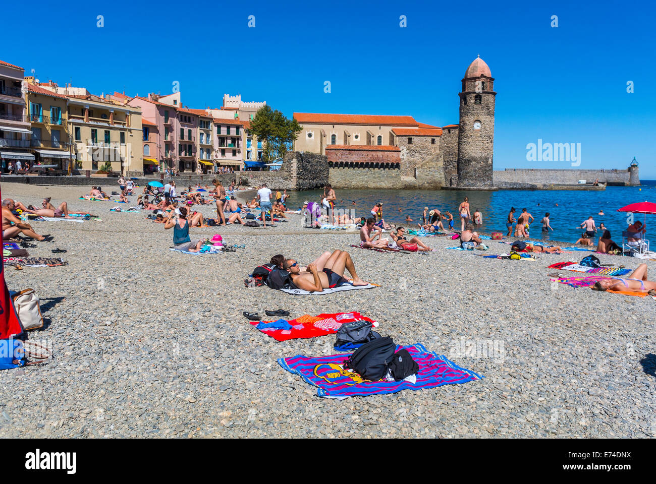 Collioure, France, vacances, aux personnes bénéficiant d'une scène de plage, mer Méditerranée, mer Village près de Perpignan, au sud de la France Banque D'Images