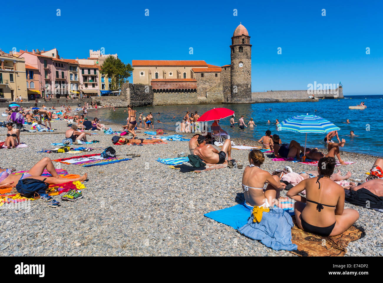 Collioure, France, scène de plage, mer Méditerranée, mer Village près de Perpignan, au sud de la France Banque D'Images