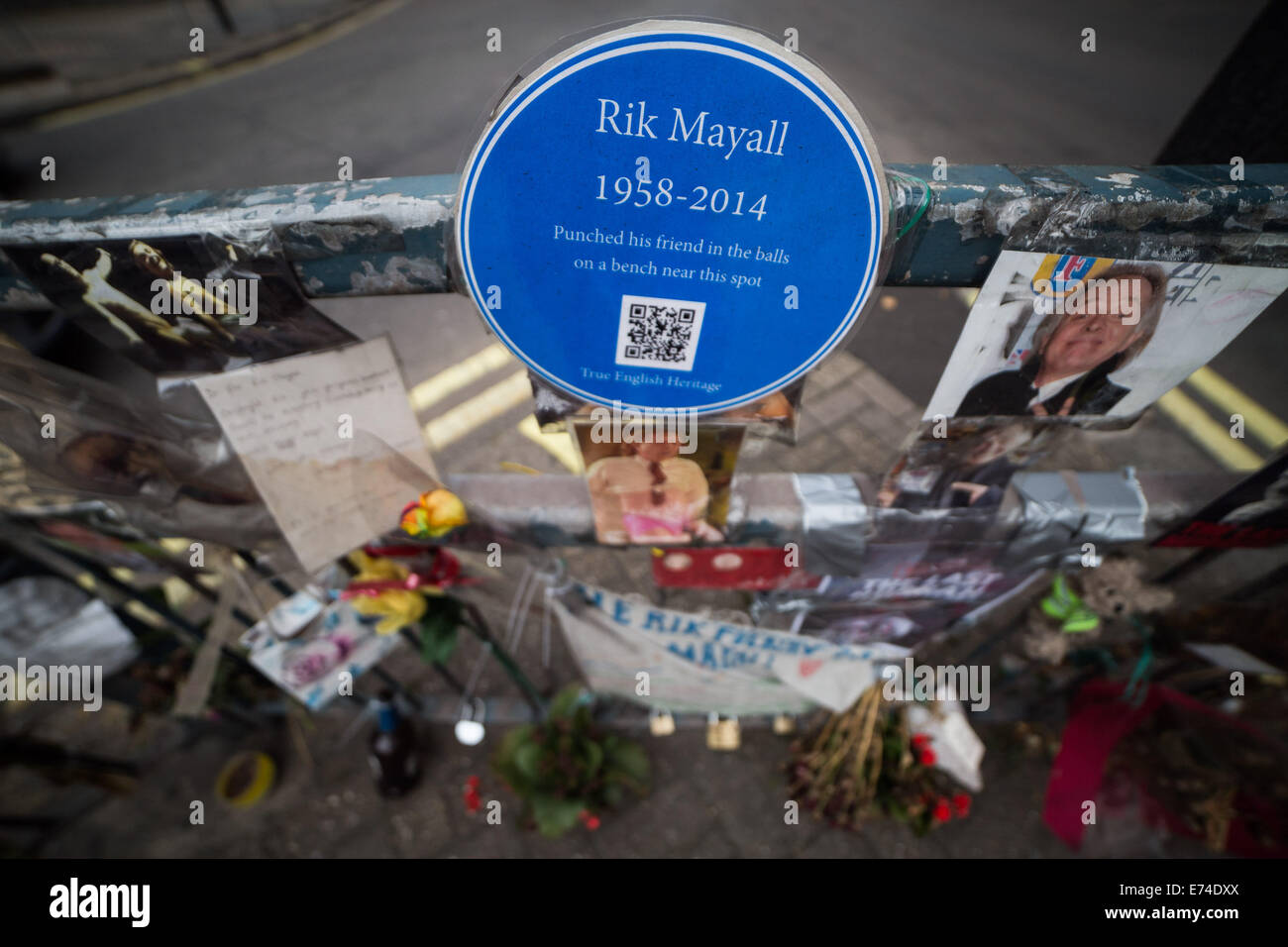 Londres, Royaume-Uni. 6e Septembre, 2014. Rik Mayall 'blue plaque' hommage à Hammersmith 2014 Crédit : Guy Josse/Alamy Live News Banque D'Images