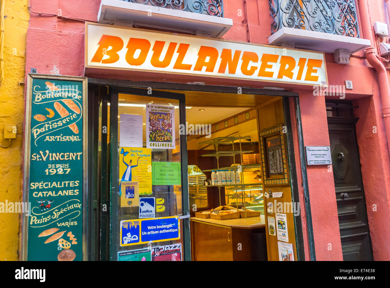 Collioure, France, Old French Bakery Shop Front, boulangerie, ville balnéaire près de Perpignan, Sud de la France, front de magasin vintage, petite ville magasin, boulangerie rétro, magasin des années 1950 Banque D'Images