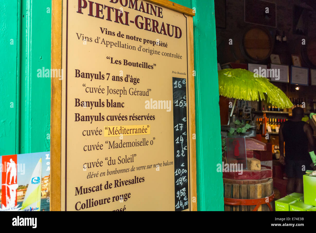 Collioure, France, French Wine Shop Entrée avec signe, dans village en bord de mer près de Perpignan, au sud de la France Banque D'Images