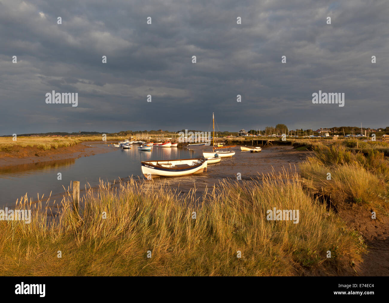 Bateaux amarrés avec un ciel du soir orageux Banque D'Images