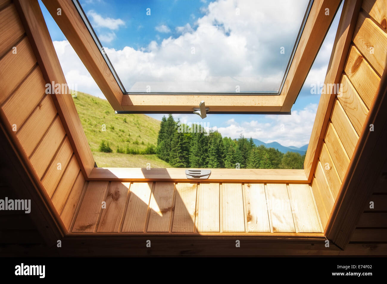 Fenêtre ouverte à village maison en bois dans les montagnes. Vue imprenable sur le paysage d'été avec la forêt et prairie sous ciel bleu Banque D'Images