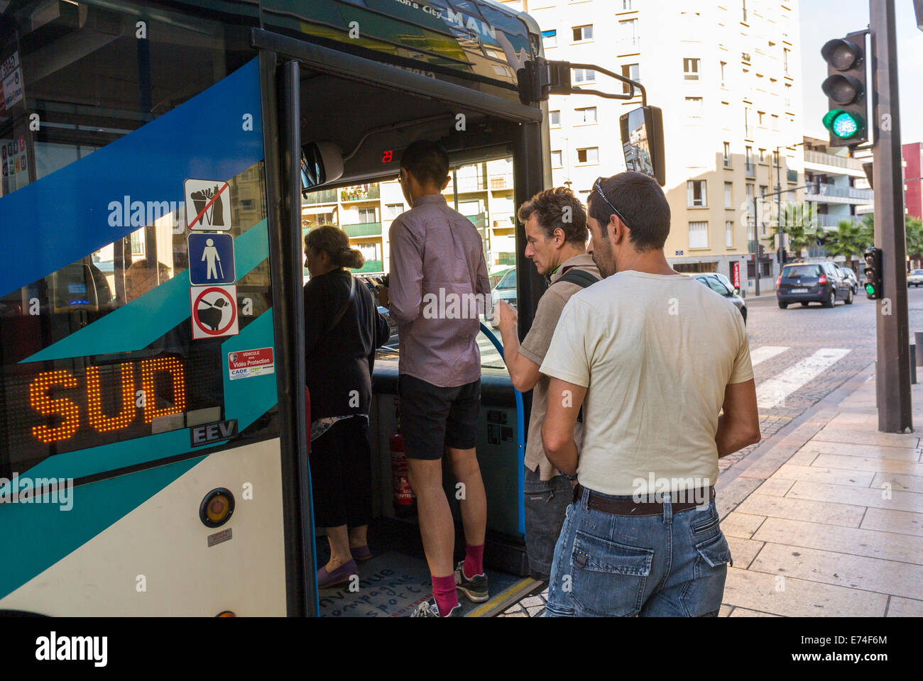 Perpignan, France, Groupe de personnes à bord d'autobus public Banque D'Images