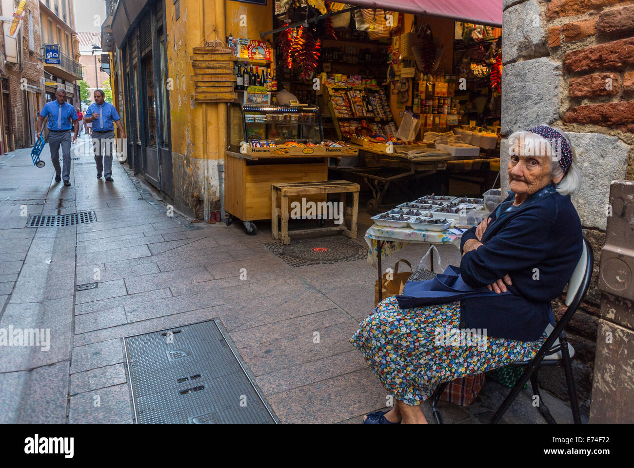 Perpignan, France, marchés alimentaires français, vieille femme assise, Vente de produits locaux sur rue Stall, consommation locale Banque D'Images