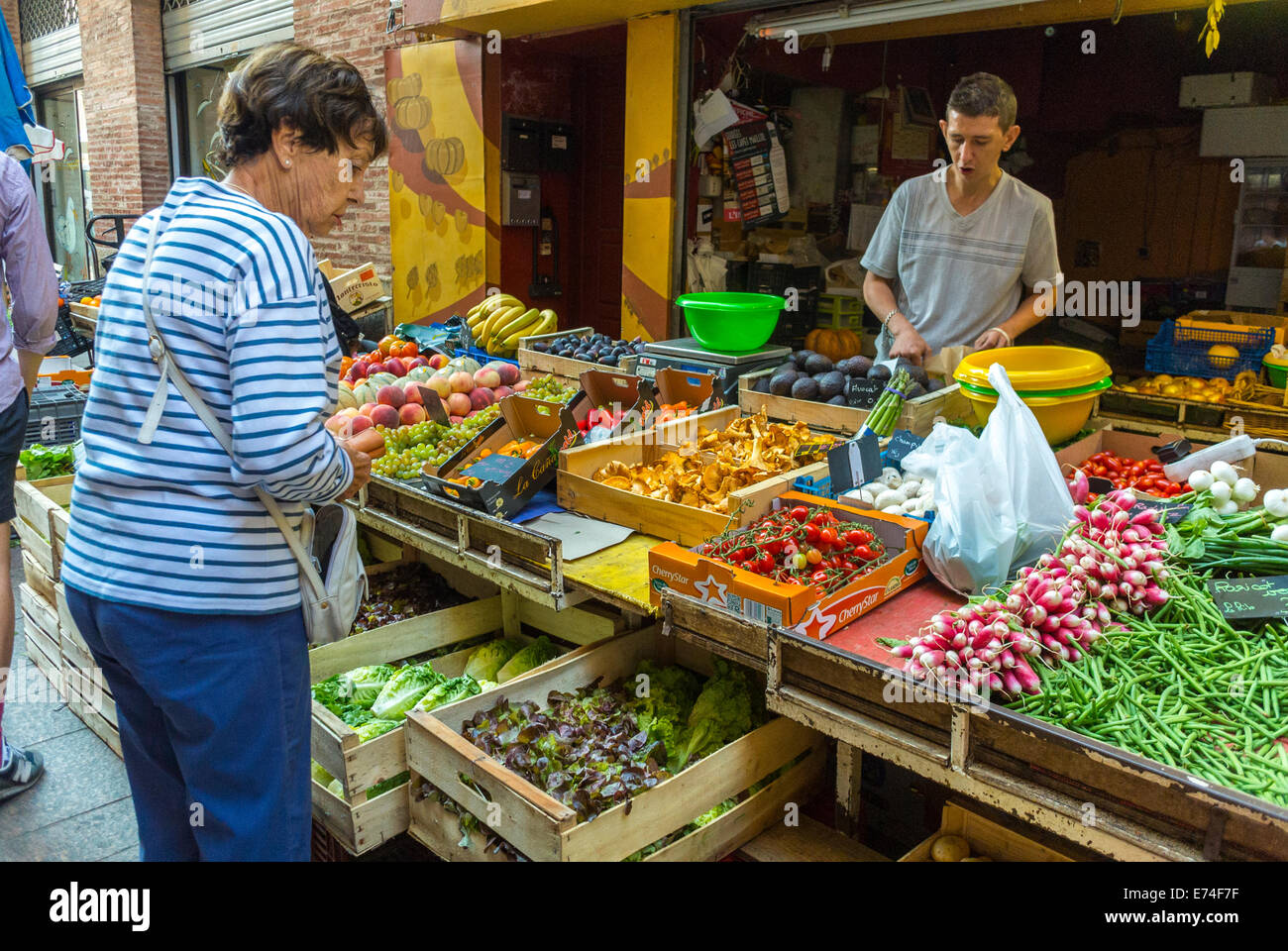 Perpignan, France, marchés alimentaires français, Tourist Woman Shopping seul, consommation locale Banque D'Images