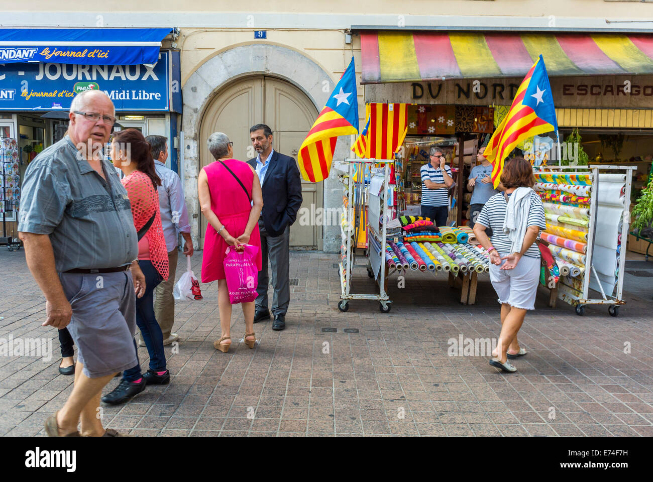 Perpignan, France, scènes de rue, des gens parler sur Town Square, devantures, Drapeau Catalogne Local Banque D'Images