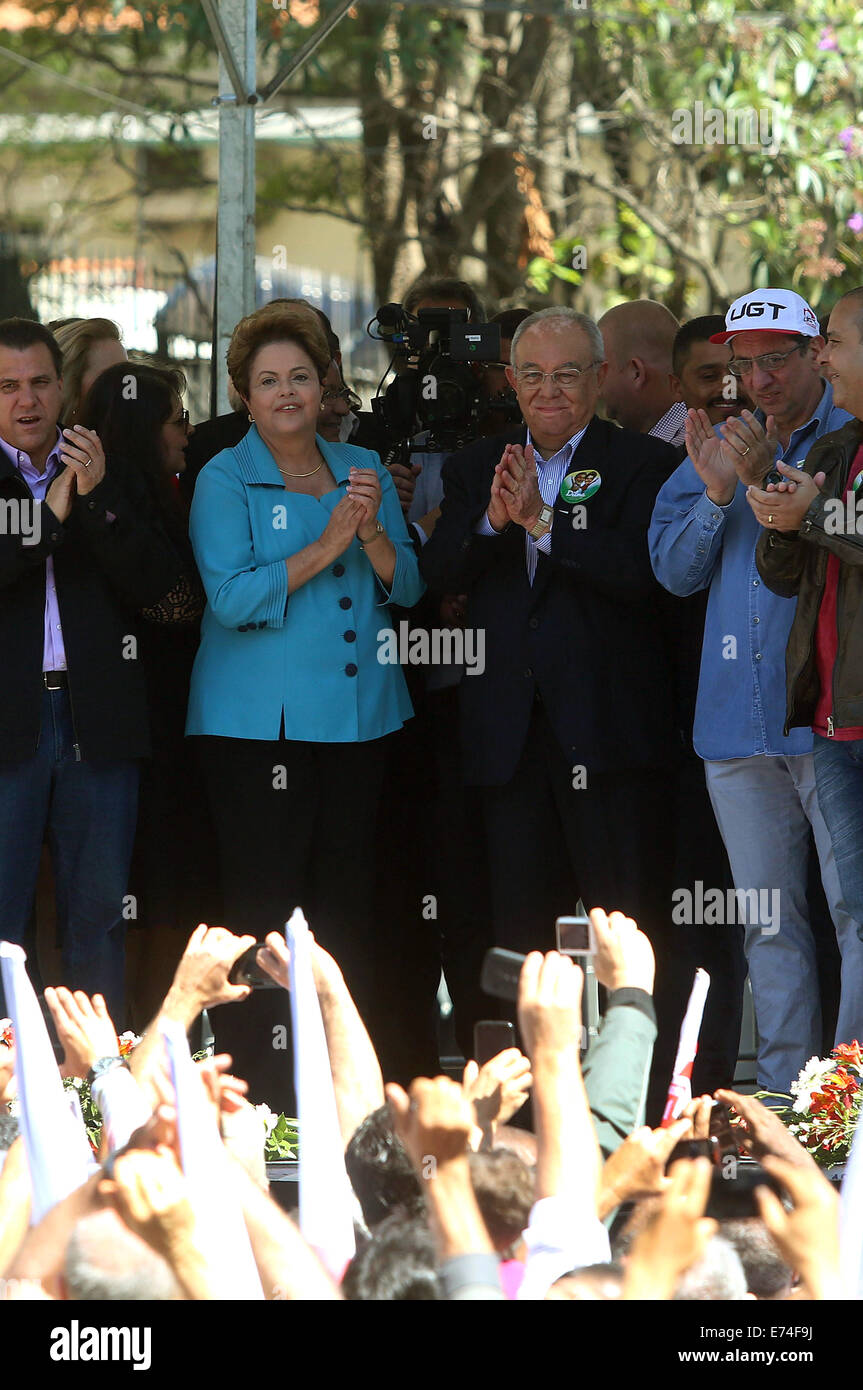 Sao Paulo, le 6 septembre. 5Th Oct, 2014. Le Président du Brésil, et candidat à la réélection du Parti des travailleurs Dilma Rousseff (C L) prononce une allocution lors d'un événement de campagne à Sao Paulo, Brésil, le 6 septembre 2014. Élections présidentielles au Brésil sont prévues pour le 5 octobre 2014. © Rahel Patrasso/Xinhua/Alamy Live News Banque D'Images