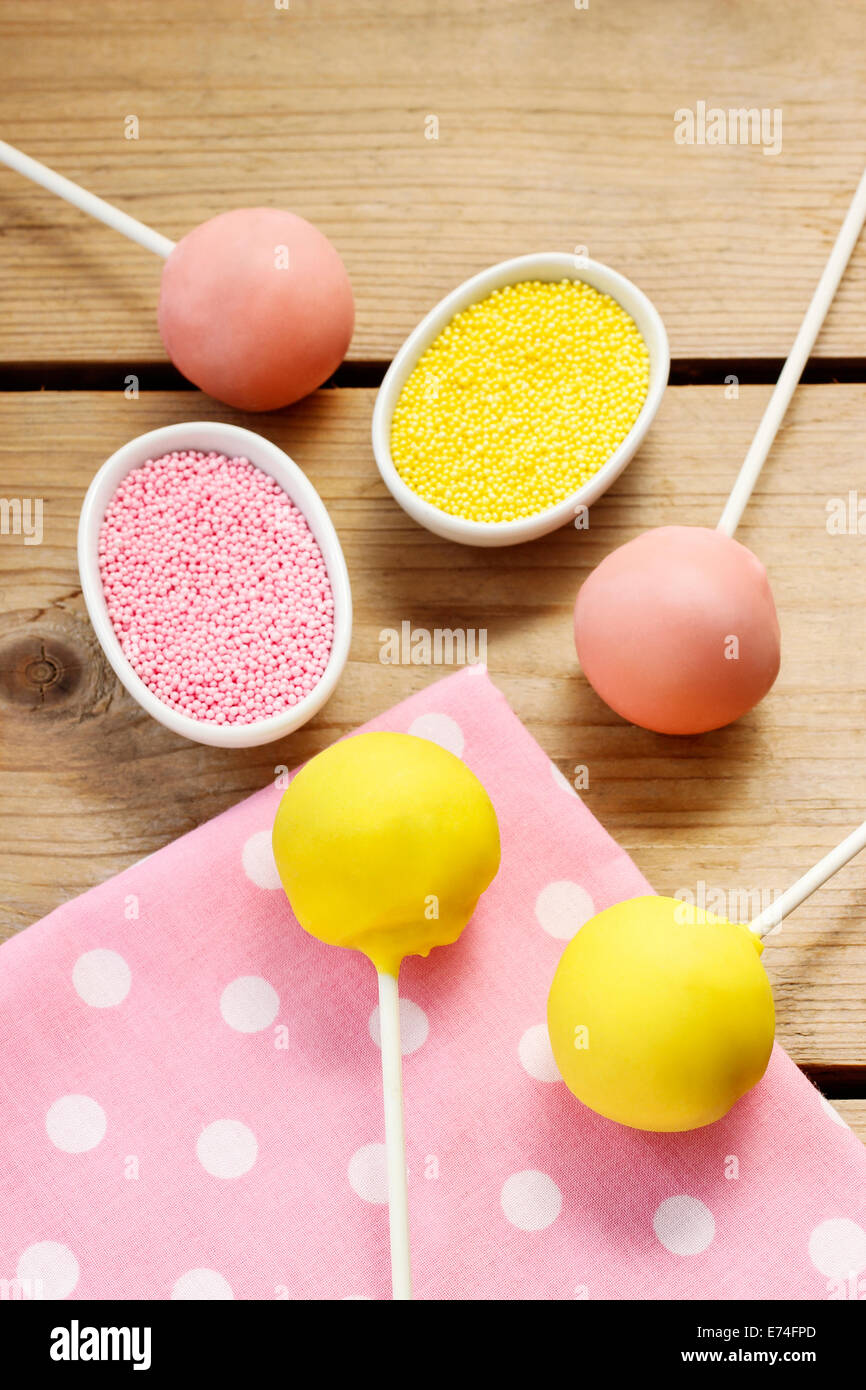 Jaune et rose cake pops. Partie dessert Banque D'Images