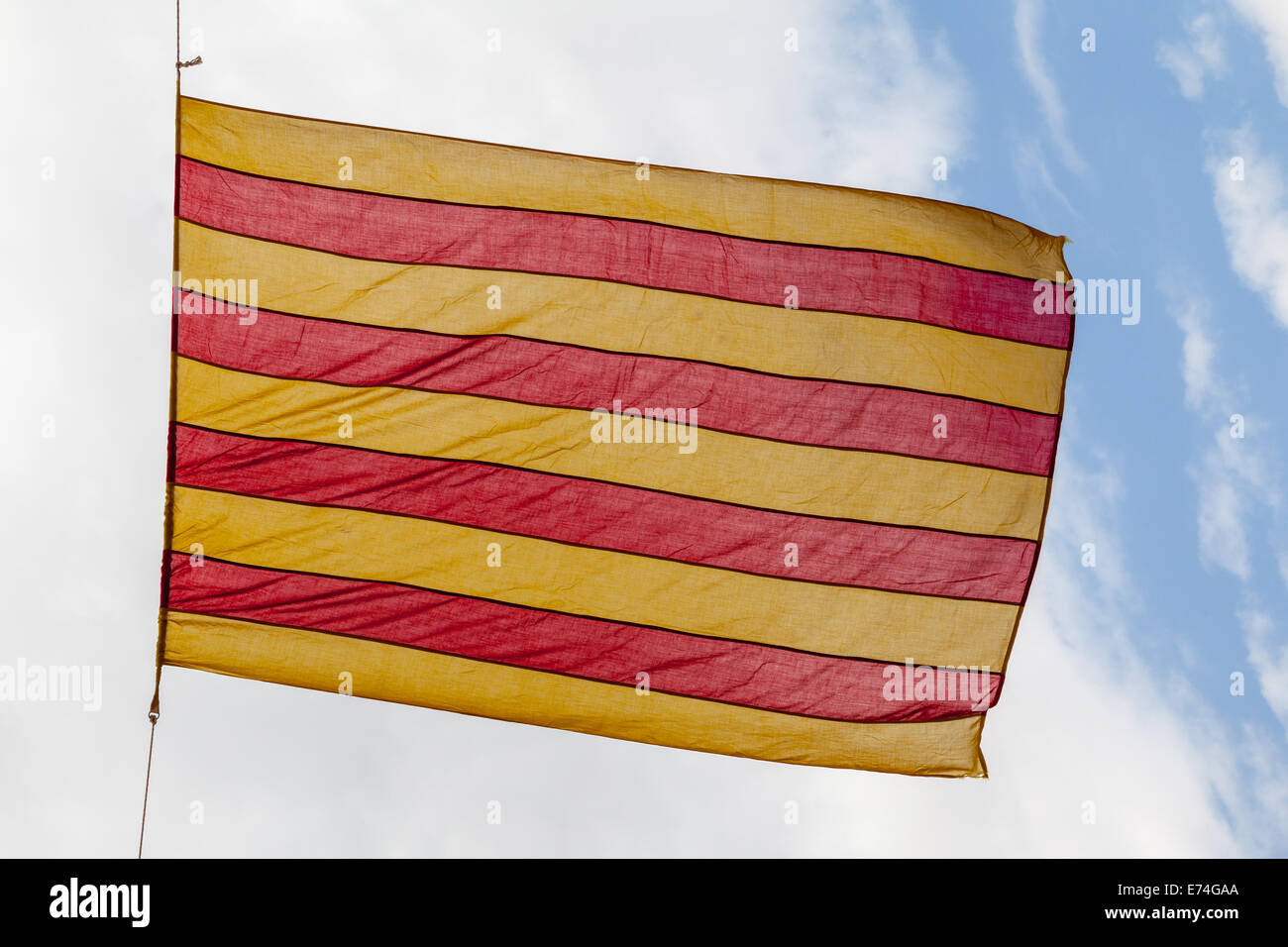Au-dessus de la Catalogne drapeau blue cloudy sky Banque D'Images
