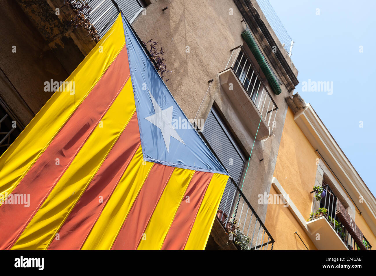 Drapeau de la Catalogne indépendante accroché sur façade de maison de vie Banque D'Images