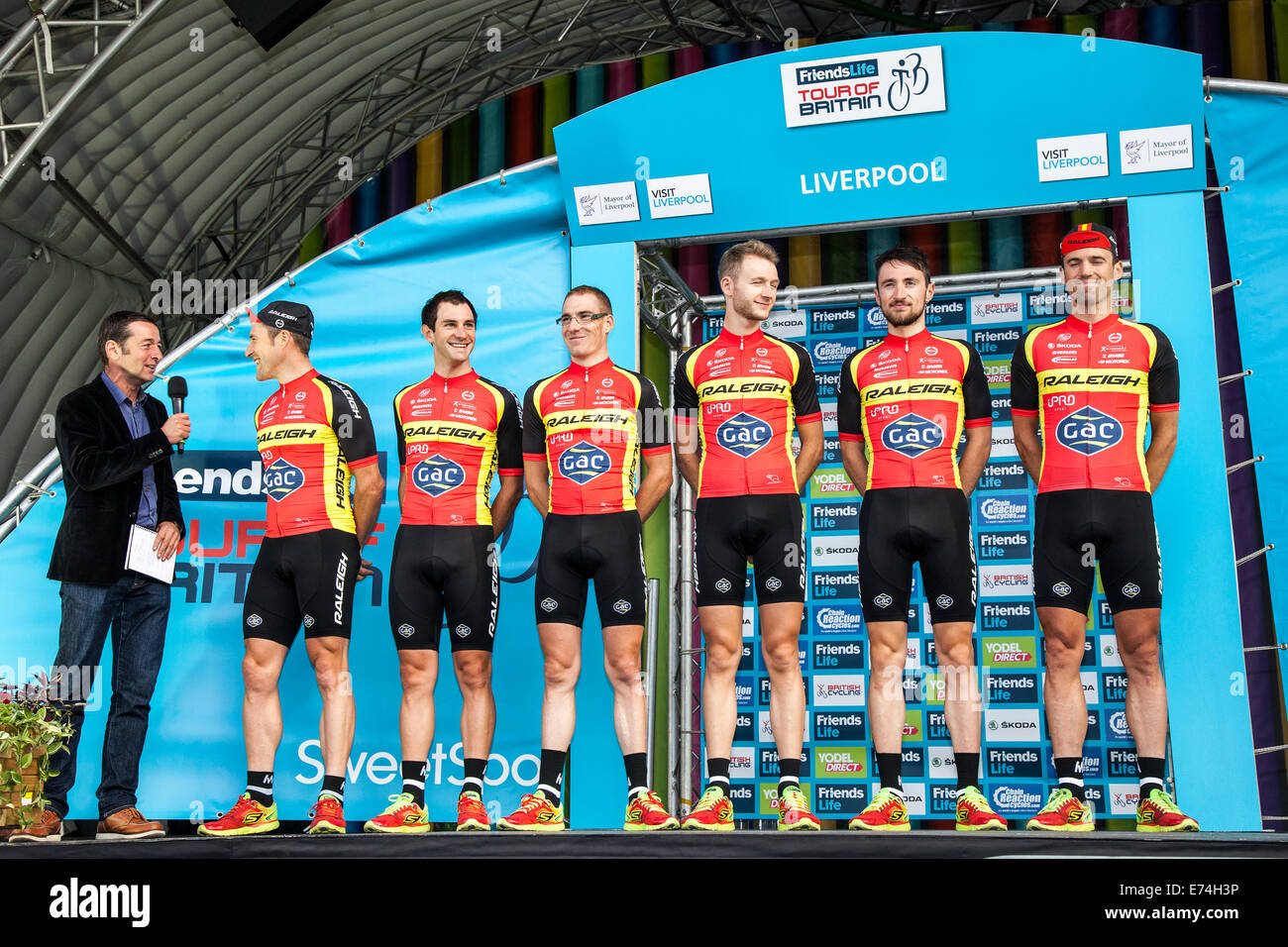 Liverpool, Merseyside, Royaume-Uni 6th septembre 2014. Ian Wilkinson et Matthieu Boulo avec l'équipe Raleigh-GAC Tour of Britain Friends Life Tour of Britain. Présentations et présentations de l'équipe sur scène au parc Chavasse le samedi soir alors que les coureurs se préparent à la course le dimanche prochain. Le Tour de Grande-Bretagne est la plus grande course cycliste professionnelle du Royaume-Uni et le plus grand événement sportif gratuit du pays. Banque D'Images