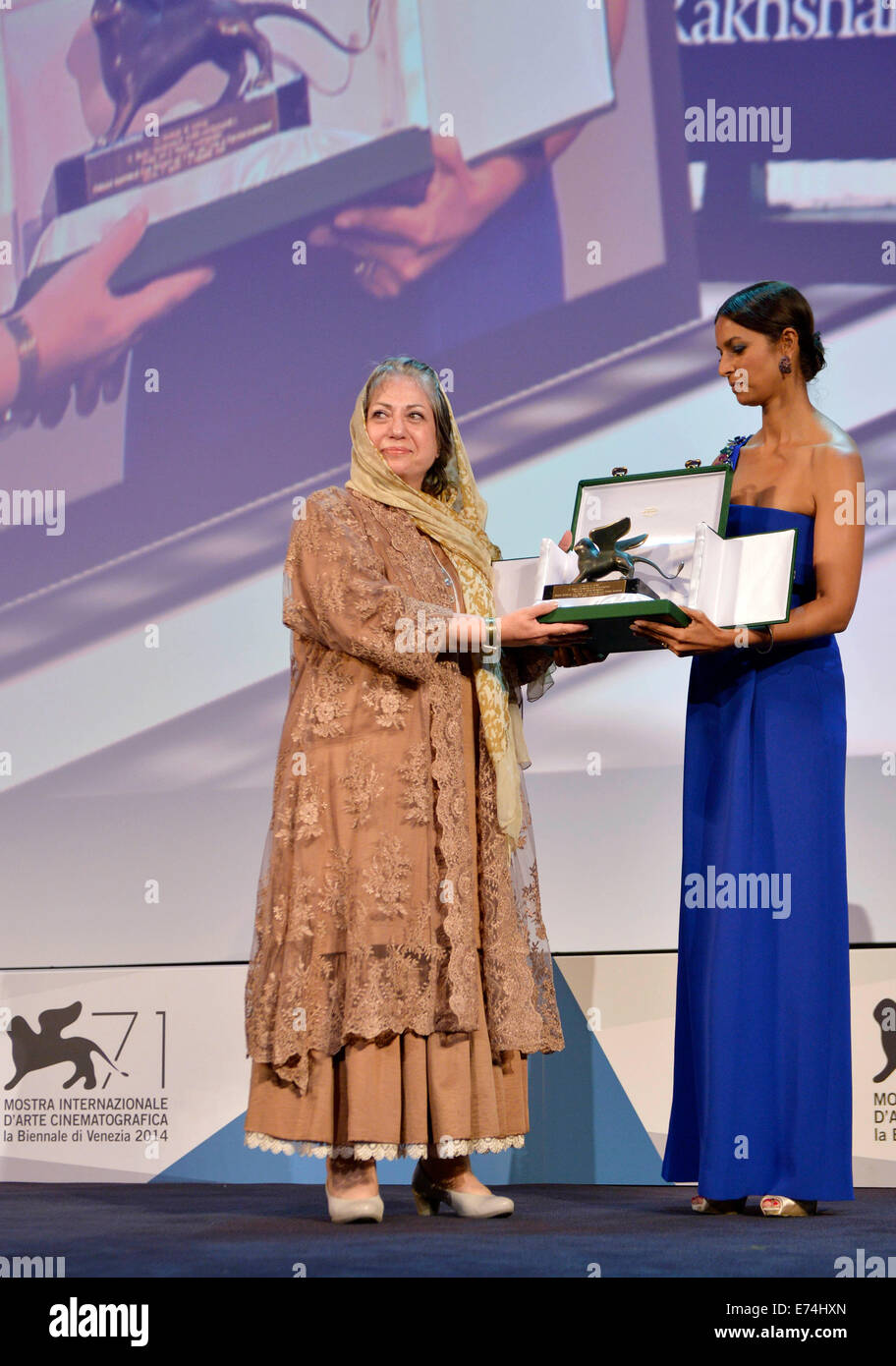 Venise, Lido de Venise. Sep 6, 2014. Scénariste iranienne Rakhshan Banietemad (L) pose avec son trophée du meilleur scénario pour son film 'Ghesseha (récits)' lors de la cérémonie de remise des prix de la 71e Mostra de Venise, à Lido de Venise, l'Italie le 6 septembre 2014. Credit : Liu Lihang/Xinhua/Alamy Live News Banque D'Images