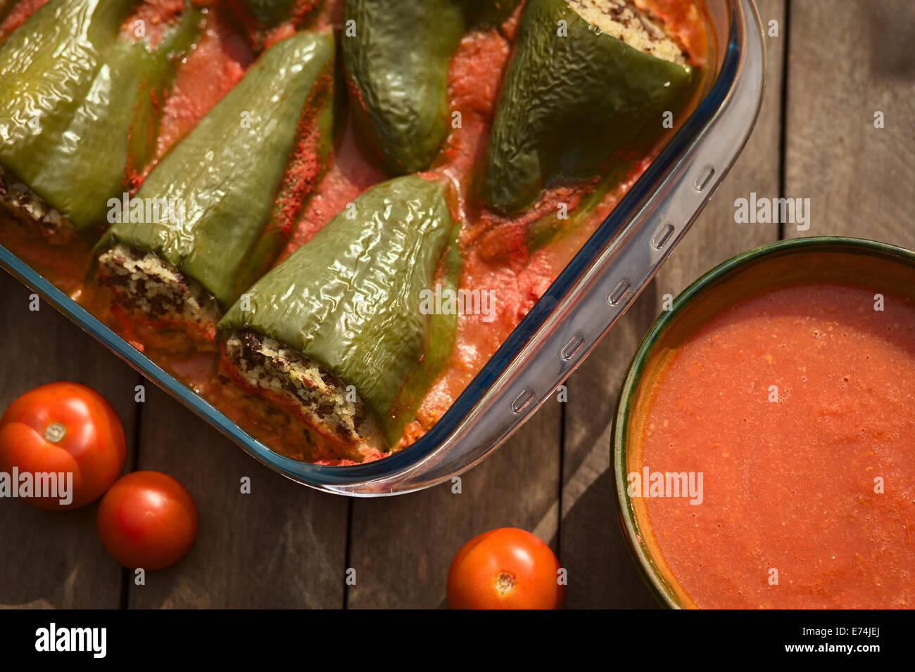 Le poivre cuit hongrois rempli de viande hachée et de riz mangé avec de la sauce tomate Banque D'Images