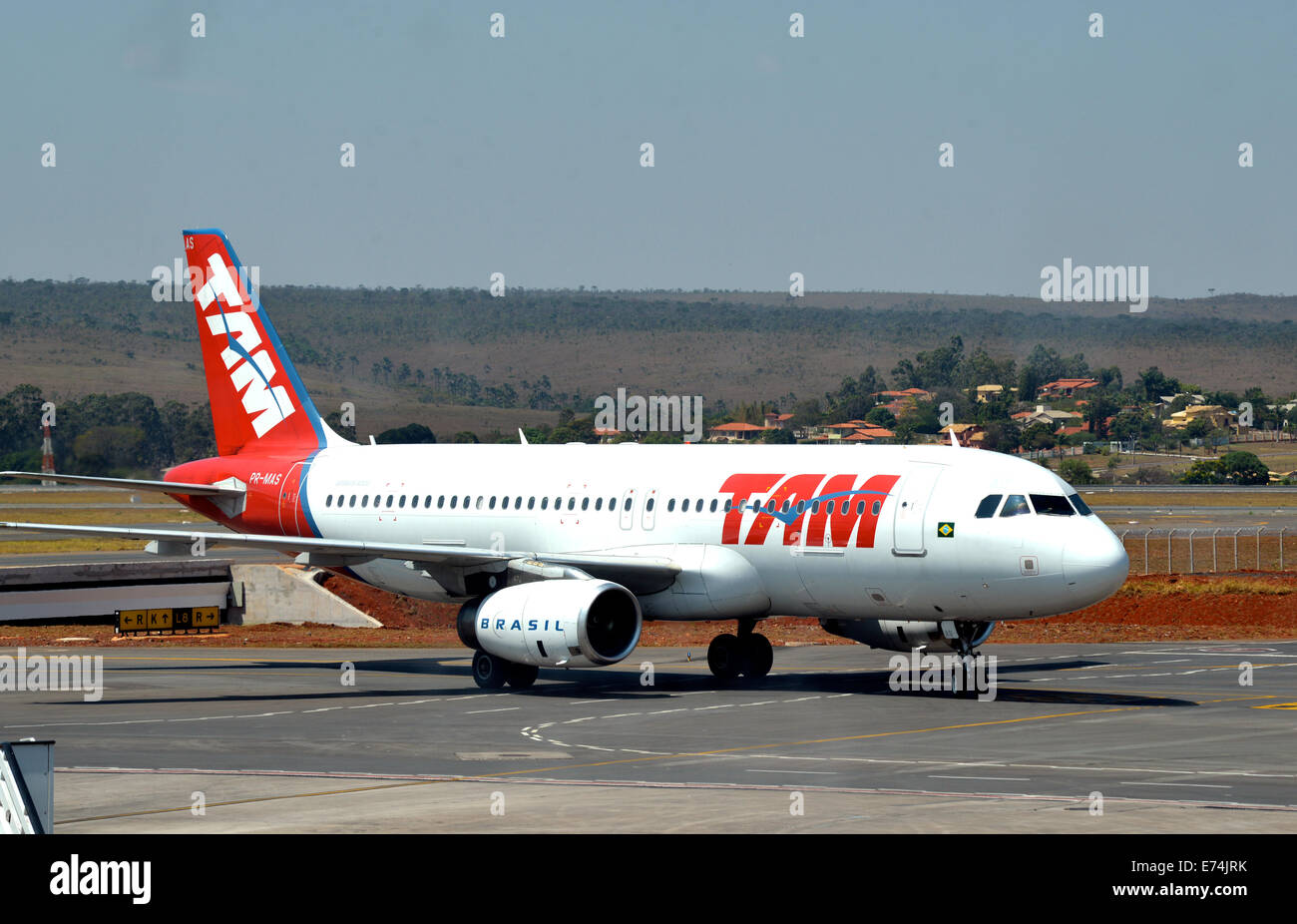 Un Airbus 320 de la compagnie Tam à l'aéroport international de Brasilia Brésil Banque D'Images