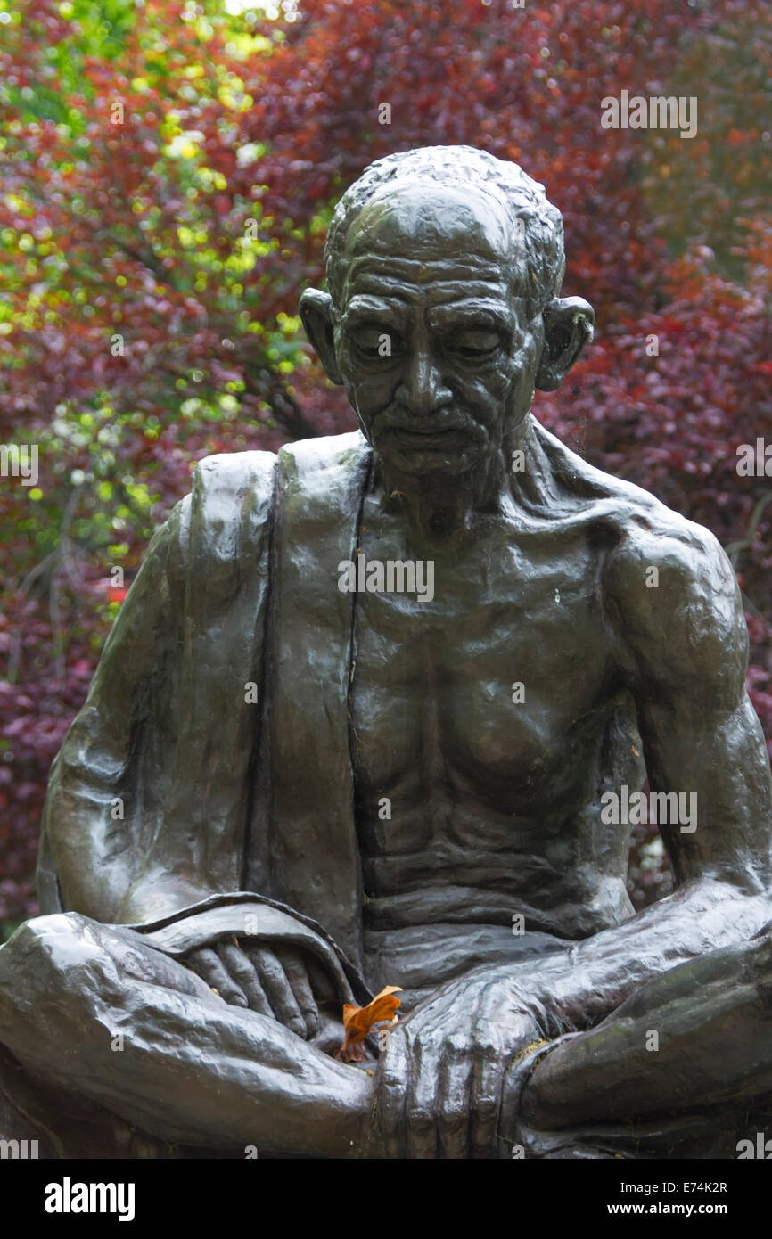 Une statue du Mahatma Gandhi, sculptée par Fredda brillant dans les jardins à Tavistock Square, Londres Banque D'Images