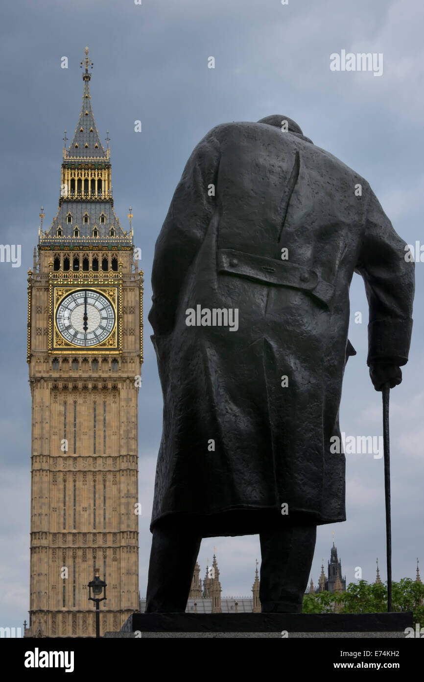 La statue de Winston Churchill à la place du Parlement, Londres à la recherche sur l''Elizabeth Tower et les chambres du Parlement Banque D'Images