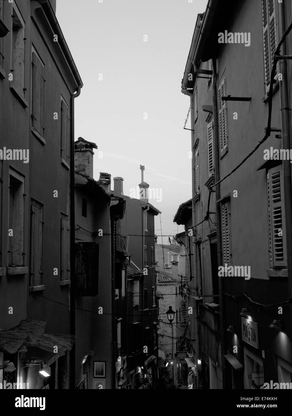 Coucher de soleil dans la vieille ville de Rovinj (IT: Rovivno), Istrie, Croatie. Banque D'Images