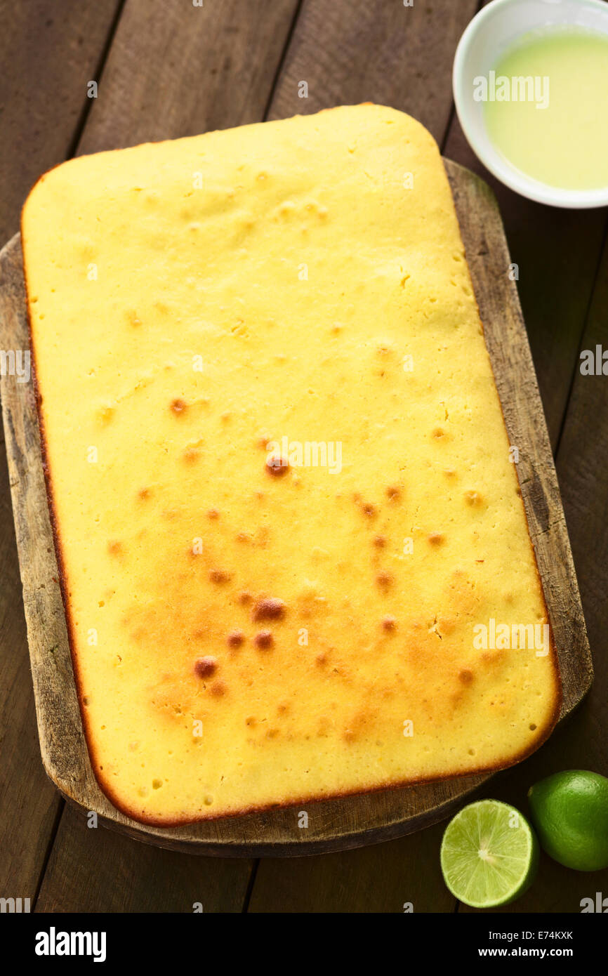 Des key lime Gâteau sur une planche de bois avec de la chaux et de givrage limes clés sur le côté Banque D'Images