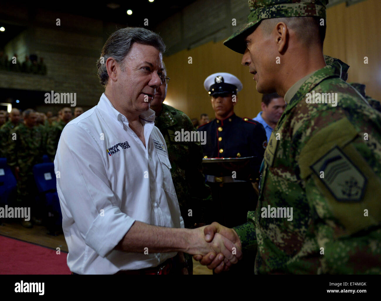 Covenas. Sep 6, 2014. Photo fournie par la présidence de la Colombie montre le président colombien, Juan Manuel Santos (L), serre la main à un membre des forces armées colombiennes, à la base de l'infanterie marine dans la ville de Covenas, au nord de la Colombie, le 6 septembre 2014. Source : Xinhua/Alamy Live News Banque D'Images