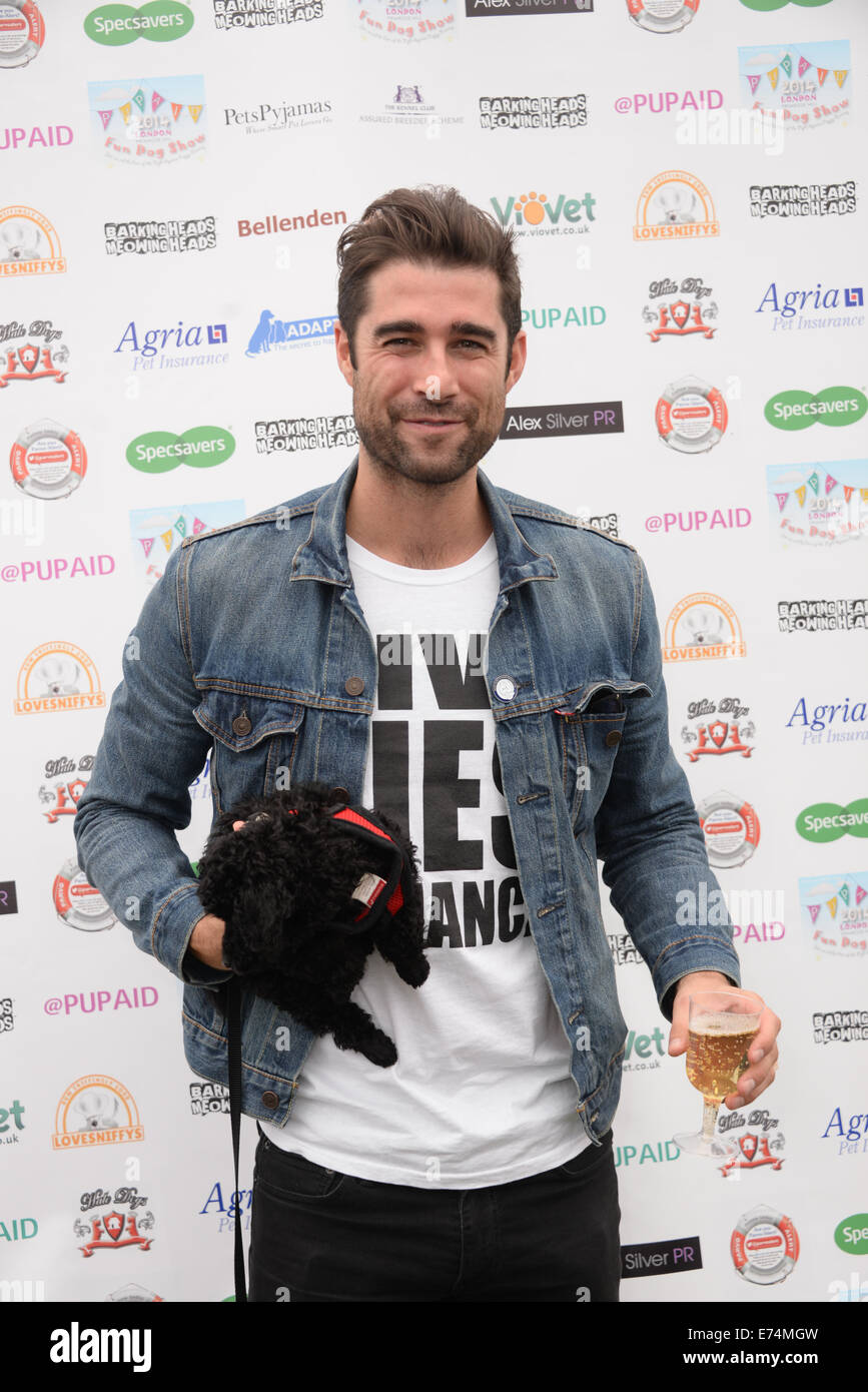 Londres, Royaume-Uni. Sep 6, 2014. Matt Johnson assiste à l'aide de petits, le chiot Parade et fun dog show à accroître la sensibilisation de l'agriculture au commerce cruel chiot Primrose Hill, Londres. Credit : Voir Li/Alamy Live News Banque D'Images