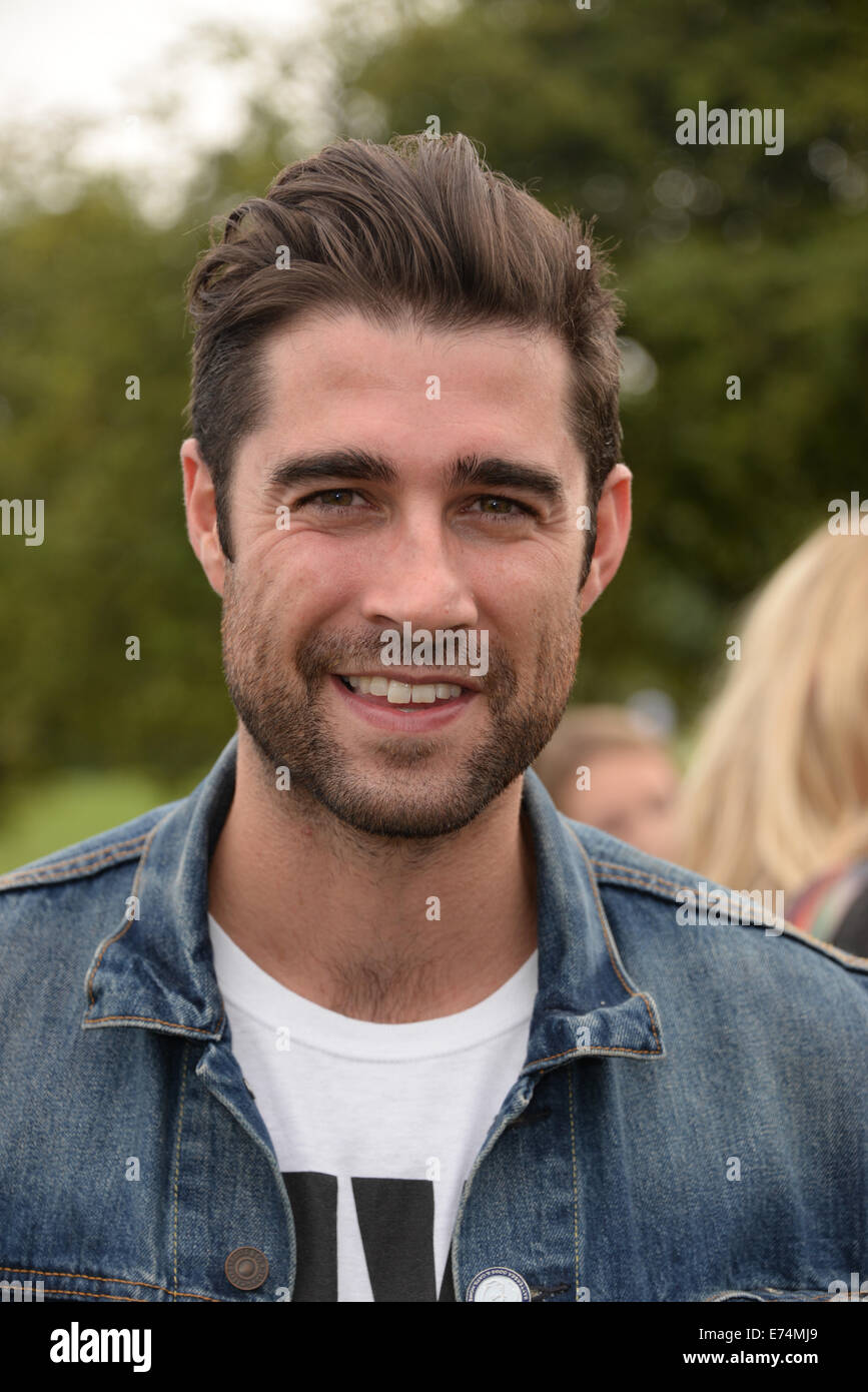 Londres, Royaume-Uni. Sep 6, 2014. Matt Johnson assiste à l'aide de petits, le chiot Parade et fun dog show à accroître la sensibilisation de l'agriculture au commerce cruel chiot Primrose Hill, Londres. Credit : Voir Li/Alamy Live News Banque D'Images